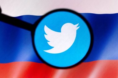 2 Mart 2022, Brezilya. Bu fotoğraf illüstrasyonunda, bir Twitter logosu bir büyüteçle ve arka planda Rusya bayrağıyla bilgisayar ekranında gösteriliyor.