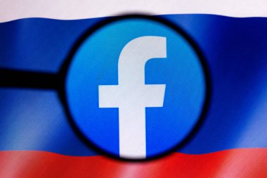 2 Mart 2022, Brezilya. Bu fotoğraf illüstrasyonunda, bilgisayar ekranında bir Facebook logosu görülüyor ve arka planda Rusya bayrağı görülüyor.
