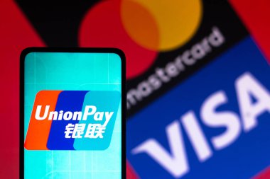 7 Mart 2022, Brezilya. Bu resimde, UnionPay (CUP) logosu akıllı telefon ekranında gösterilir. Arka planda, Visa ve Mastercard logoları