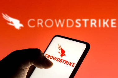 10 Mart 2022, Brezilya. Bu resimde CrowdStrike Holding logosu bir akıllı telefon ve arka planda görüntülendi.