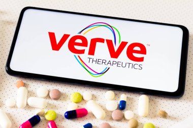 15 Mart 2022, Brezilya. Bu resimde Verve Therapeutics logosu ilaç haplarının yanındaki akıllı telefondan gösteriliyor.