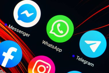 31 Mart 2022, Brezilya. Bu resimde Haberci, WhatsApp ve Telegram uygulama simgeleri bir akıllı telefon ekranında görüntülendi