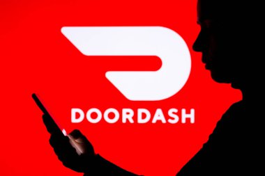 1 Nisan 2022, Brezilya. Bu resimde, bir kadının siluetinde arka planda Dash logosu olan bir akıllı telefon var.
