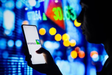 4 Nisan 2022, Brezilya. Bu resimde, ekranda Suudi Arabistan Petrol Şirketi (Aramco) logosu sergilenen bir akıllı telefon bulunuyor.