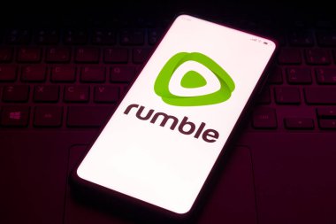 5 Nisan 2022, Brezilya. Bu resimde Rumble logosu akıllı bir telefondan gösteriliyor.