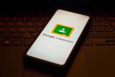 9 Nisan 2022, Brezilya. Bu resimde Google Sınıfı logosu bir akıllı telefonda gösteriliyor
