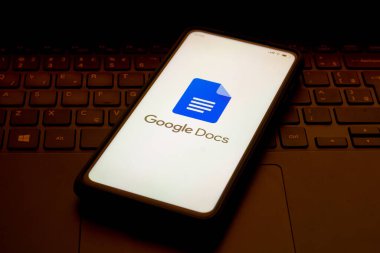 9 Nisan 2022, Brezilya. Bu resimde Google Docs logosu bir akıllı telefonda görüntülendi