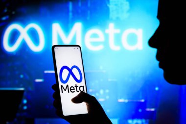 10 Nisan 2022, Brezilya. Bu resimde, bir kadın ekranda Meta Platformları, Inc. logosunu gösteren bir akıllı telefon tutuyor.