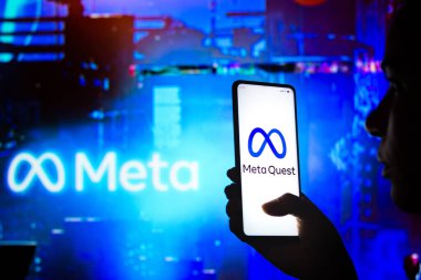 10 Nisan 2022, Brezilya. Bu resimde, bir kadın ekranda Meta Quest logosunu gösteren bir akıllı telefon tutuyor.