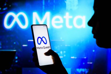 10 Nisan 2022, Brezilya. Bu resimde, bir kadın ekranda Meta Quest logosunu gösteren bir akıllı telefon tutuyor.