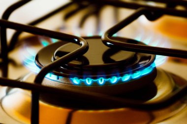 Bu resimde mavi alev, propan ve bütan gazından oluşan sıvılaştırılmış gaz (LPG) ile üretilir. Brezilya 'da yaygın olarak yerli ve endüstriyel mutfaklarda kullanılır.