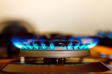 Bu resimde mavi alev, propan ve bütan gazından oluşan sıvılaştırılmış gaz (LPG) ile üretilir. Brezilya 'da yaygın olarak yerli ve endüstriyel mutfaklarda kullanılır.