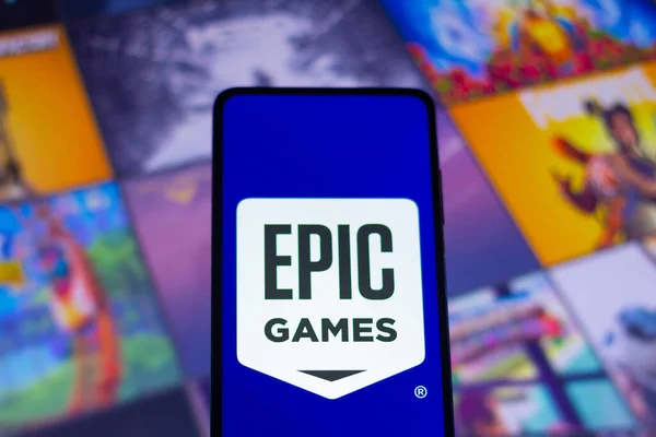 2022年4月26日 在这张照片中 你可以看到在智能手机上展示的Epic Games标志 — 图库照片