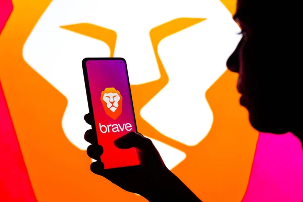 Kwietnia 2022 Brazylia Tym Zdjęciu Sylwetka Kobiety Trzyma Smartfona Odważnym — Zdjęcie stockowe