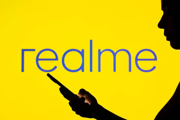 Mayıs 2022 Brezilya Resimde Realme Logosu Elinde Cep Telefonu Olan — Stok fotoğraf