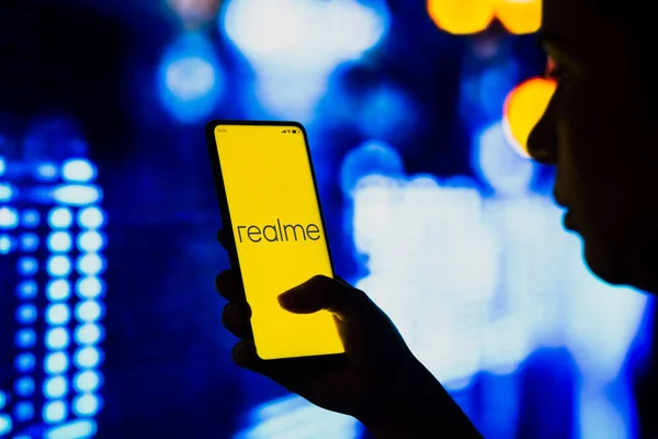 2022 브라질 사진의 삽화에서 스크린에 표시된 Realme 로고가 스마트폰을 있습니다 — 스톡 사진