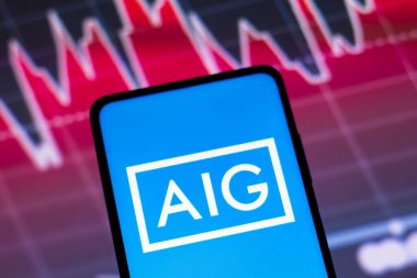 4 Mayıs 2022, Brezilya. Bu resimde, American International Group (AIG) logosu arka planda borsanın grafik temsili ile akıllı telefon ekranında görüntülenmiştir.