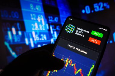 8 Mayıs 2022, Brezilya. Bu resimde Walgreens Boots Alliance 'ın borsa grafiği akıllı telefon ekranında görülüyor.