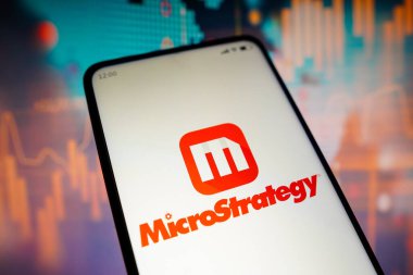 10 Mayıs 2022, Brezilya. Bu resimde, MicroStrategy Anonim Şirketi logosu bir akıllı telefonda sergileniyor.