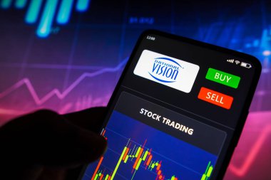 11 Mayıs 2022, Brezilya. Bu resimde National Vision Holding 'in hisse senedi alım satım grafiği akıllı telefon ekranında görülüyor.