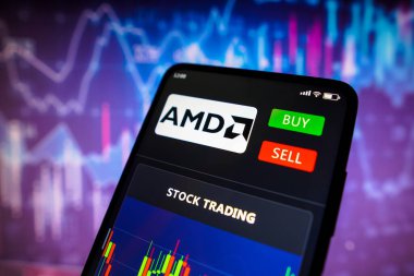 11 Mayıs 2022, Brezilya. Bu resimde, akıllı telefon ekranında görülen Gelişmiş Mikro Aygıtların (AMD) hisse senedi alım satım grafiği