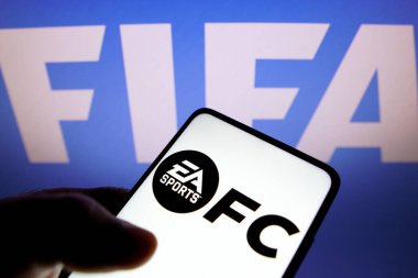12 Mayıs 2022, Brezilya. Bu resimde, EA Sports FC logosu akıllı telefon ekranında ve arka planda FIFA logosu