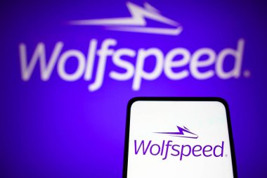 16 Mayıs 2022, Brezilya. Bu resimde Wolfspeed, Inc. logosu akıllı telefon ve arka planda görüntülenmiştir.