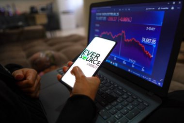 17 Mayıs 2022, Brezilya. Bu resimde, bir kadın ekranda Eversource Enerji logosunun sergilendiği bir akıllı telefon tutuyor.