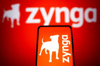 17 Mayıs 2022, Brezilya. Bu resimde Zynga logosu bir akıllı telefon ve arka planda görüntülenmiştir.
