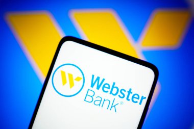 17 Mayıs 2022, Brezilya. Bu resimde Webster Bank logosu bir akıllı telefon ve arka planda görüntülendi