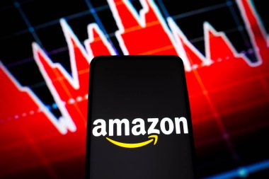 18 Mayıs 2022, Brezilya. Bu resimde, Amazon logosu bir akıllı telefonda sergileniyor.