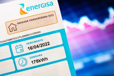 19 Mayıs 2022, Brezilya. 175 kilovatsaat (kWsaat) aylık tüketimini gösteren bir elektrik faturası ()