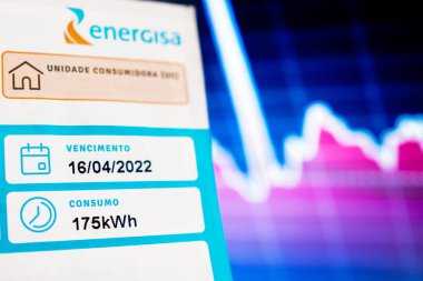 19 Mayıs 2022, Brezilya. 175 kilovatsaat (kWsaat) aylık tüketimini gösteren bir elektrik faturası ()