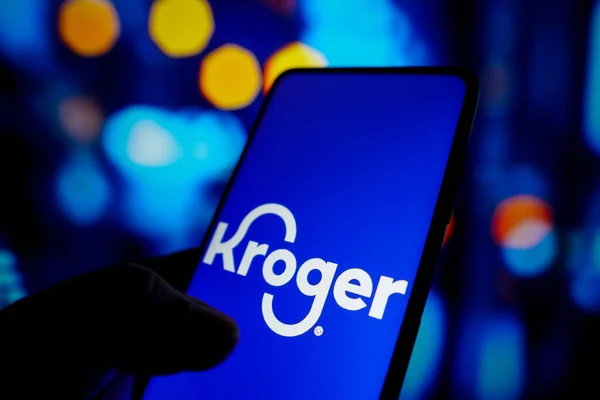 Maja 2022 Brazylia Tym Zdjęciu Logo Kroger Company Wyświetlane Ekranie — Zdjęcie stockowe
