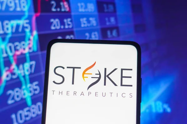 2022年5月24日 在这张照片中 Stoke Therapeutics的标识显示在智能手机屏幕上 — 图库照片