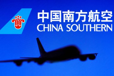 25 Mayıs 2022, Brezilya. Bu resimde China Southern Airlines logosu Airbus A380 model bir uçağın arka planında görülüyor.