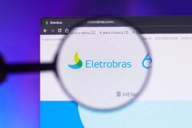 27 Mayıs 2022, Brezilya. Bu fotoğraf illüstrasyonunda, Eletrobra 'nın web sitesinin ana sayfası bir büyüteçle bilgisayar ekranında görülüyor.