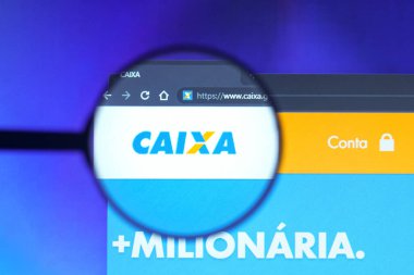 27 Mayıs 2022, Brezilya. Bu fotoğraf illüstrasyonunda, Caixa the Federal web sitesinin ana sayfası bir bilgisayar ekranında büyüteçle görülüyor..