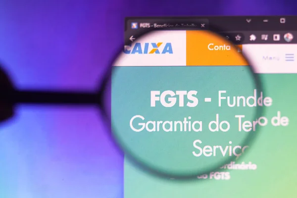 2022年5月27日 ブラジル この写真は 拡大鏡を通してコンピュータ画面上に表示されるFundo Garantia Tempo Servio Fgts ウェブサイトのホームページです — ストック写真