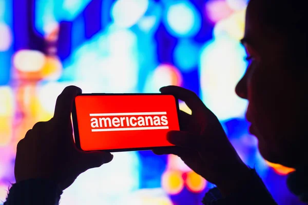 브라질 2022 사진의 삽화에서 스마트폰을 있습니다 화면에 표시된 아메리카나 로고가 — 스톡 사진
