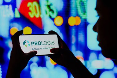 6 Haziran 2022, Brezilya. Bu resimde siluetli bir kadın ekranda Prologis Inc. logosu sergilenen bir akıllı telefon tutuyor.