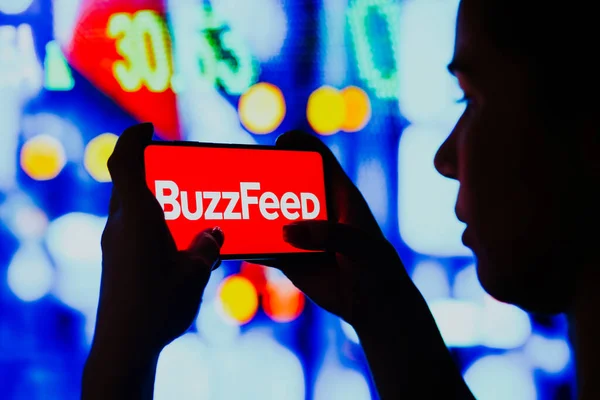 Haziran 2022 Brezilya Resimde Siluetli Bir Kadın Ekranda Buzzfeed Logosu — Stok fotoğraf