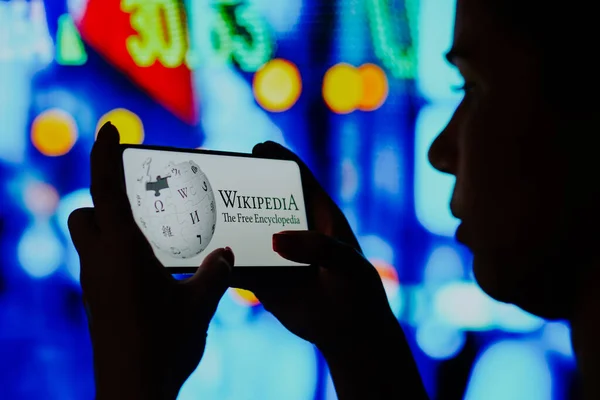 Haziran 2022 Brezilya Resimde Siluetli Bir Kadın Ekranda Wikipedia Logosu — Stok fotoğraf