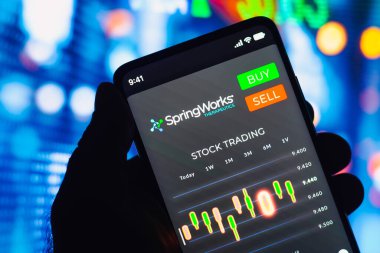 8 Haziran 2022, Brezilya. Bu resimde SpringWorks Terapi 'nin hisse senedi alım satım grafiği akıllı telefon ekranında görülüyor.