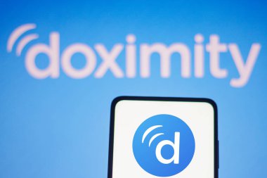 9 Haziran 2022, Brezilya. Bu resimde, Doximity logosu bir akıllı telefon ekranında ve arka planda gösterilir.