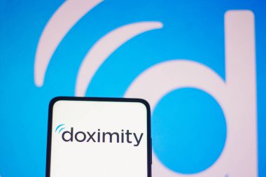 9 Haziran 2022, Brezilya. Bu resimde, Doximity logosu bir akıllı telefon ekranında ve arka planda gösterilir.