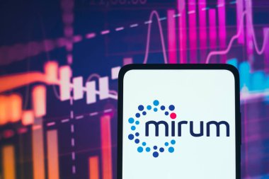 11 Haziran 2022, Brezilya. Bu resimde, Mirum Eczacılık logosu akıllı telefon ekranında gösteriliyor.