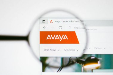 13 Haziran 2022, Brezilya. Bu fotoğraf illüstrasyonunda, Avaya Inc. web sitesinin ana sayfası büyüteçle bir bilgisayar ekranında görüntülenir.