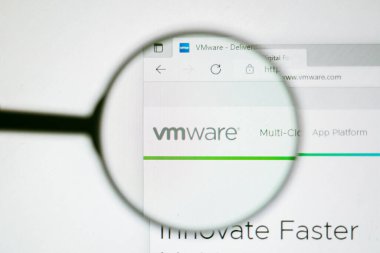 13 Haziran 2022, Brezilya. Bu fotoğraf illüstrasyonunda, VMware, Inc. web sitesinin ana sayfası bir bilgisayar ekranında büyüteçle görüntülenir
