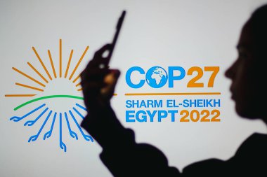 14 Haziran 2022, Brezilya. Bu resimde, bir kadının siluetinde 2022 Birleşmiş Milletler İklim Değişikliği Konferansı COP27 logosu yer alıyor.